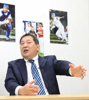 2008年、横浜戦で通算1000安打の新井（右端）と通算2000安打を達成した