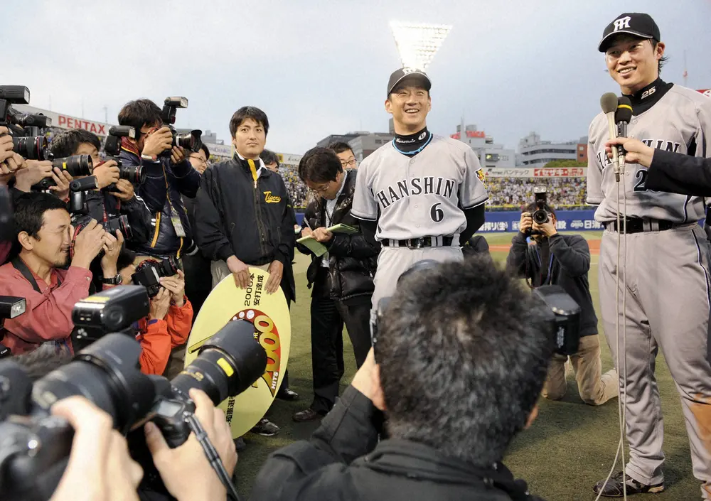 2008年、横浜戦で通算1000安打の新井（右端）と通算2000安打を達成した