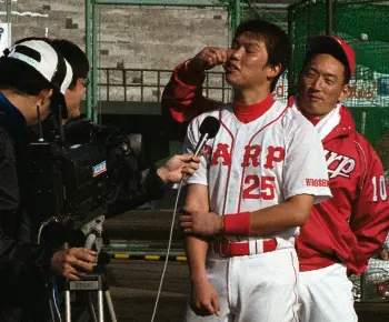 2008年、横浜戦で通算1000安打の新井（右端）と通算2000安打を達成した