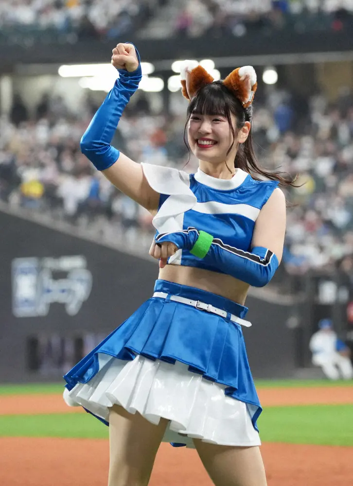 ジンギスカンダンスを踊るファイターズガールの滝谷美夢さん