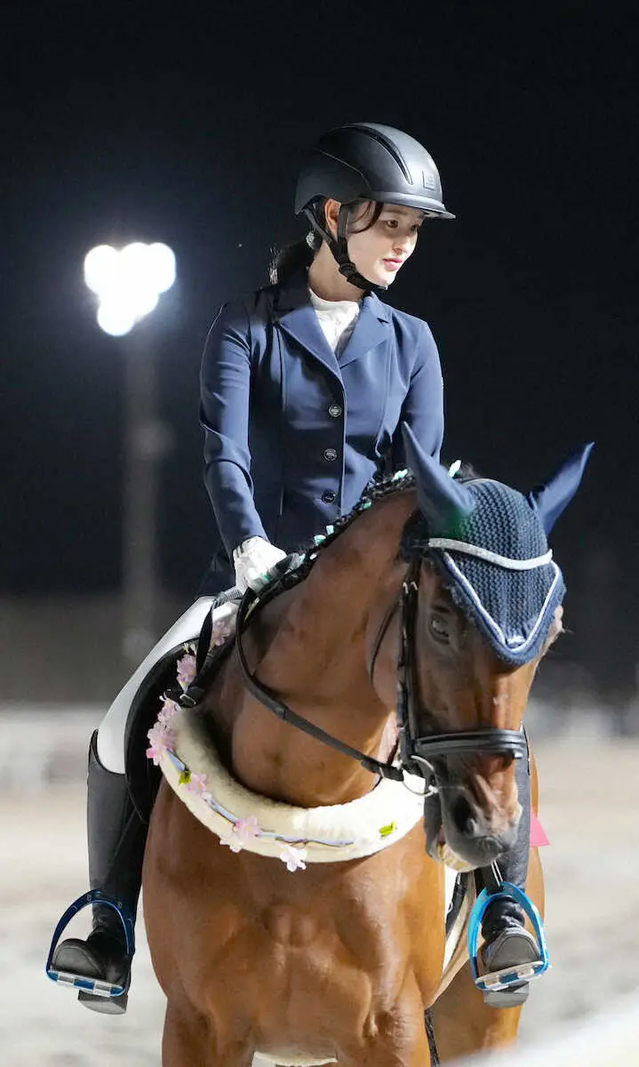 元JRA騎手の藤田菜七子さんが門別来場 黄色のノースリーブで