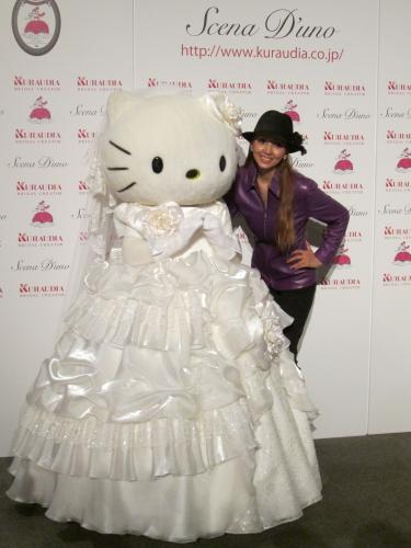 ウェディングドレスを着たハローキティ ウェディングドレスを着た