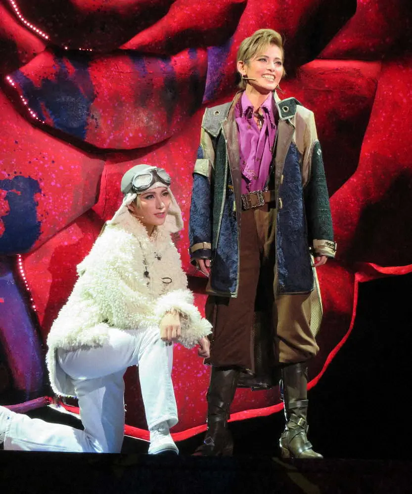 宝塚雪組・朝美絢、3年ぶり主演作「ほんものの魔法使」が開幕！ 新体制