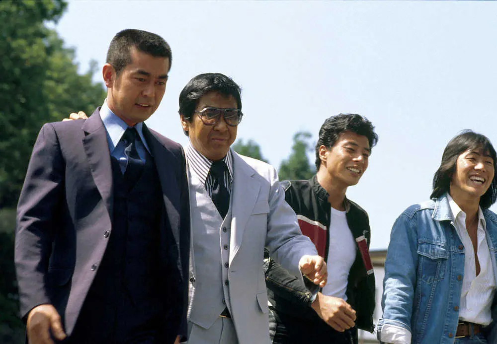 全国縦断ロケのファン感謝セレモニーで（左から）渡哲也さん、石原