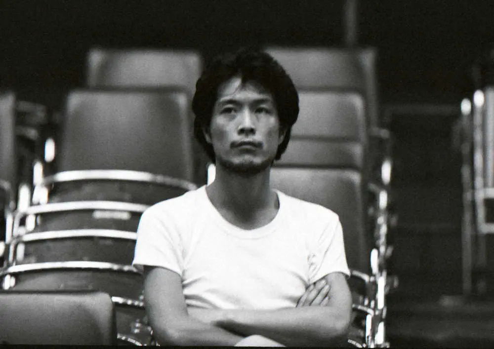 1977年8月、初の日本武道館公演を前に客席に座って真剣な表情で