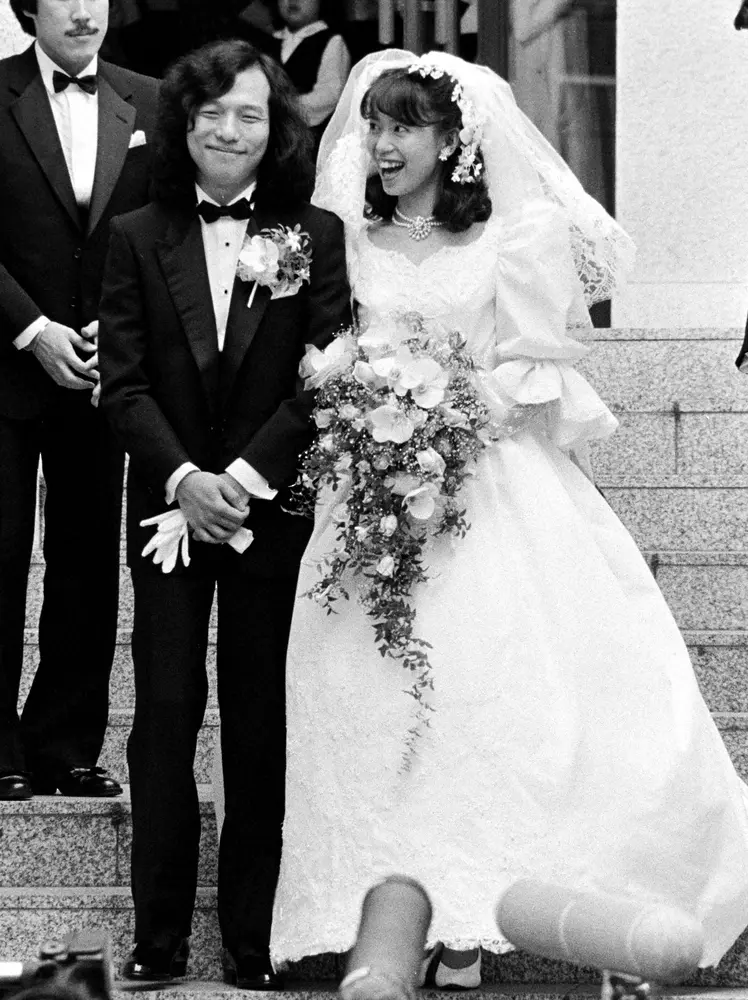 1982年、挙式した山下達郎（左）と竹内まりや - スポニチ Sponichi