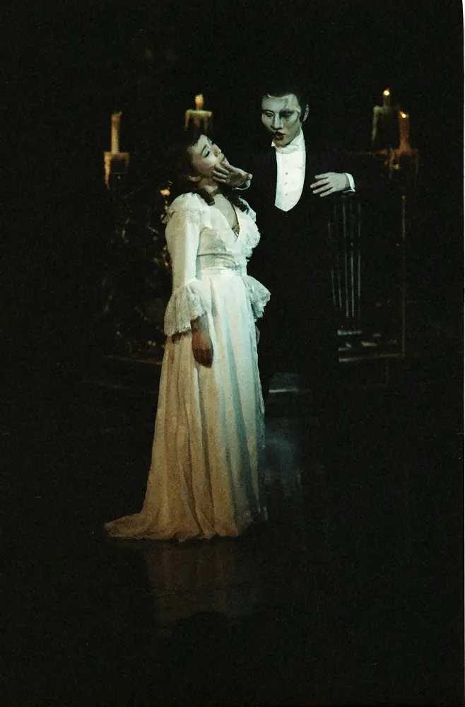 1988年、話題のミュージカル「オペラ座の怪人」が開幕しマスクをかぶっ