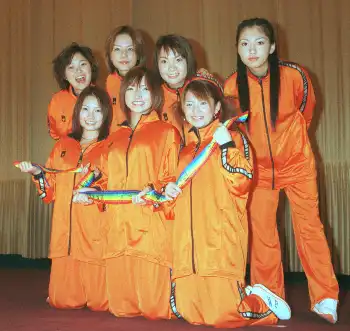 モーニング娘。の（前列左から）安倍なつみ・後藤真希・矢口真里（後列