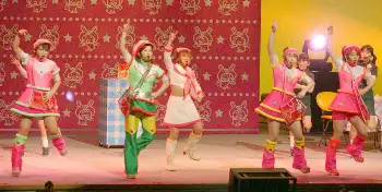 2003年、「ミニモニ。」初コンサートで歌唱する（左から）辻希美、ミカ