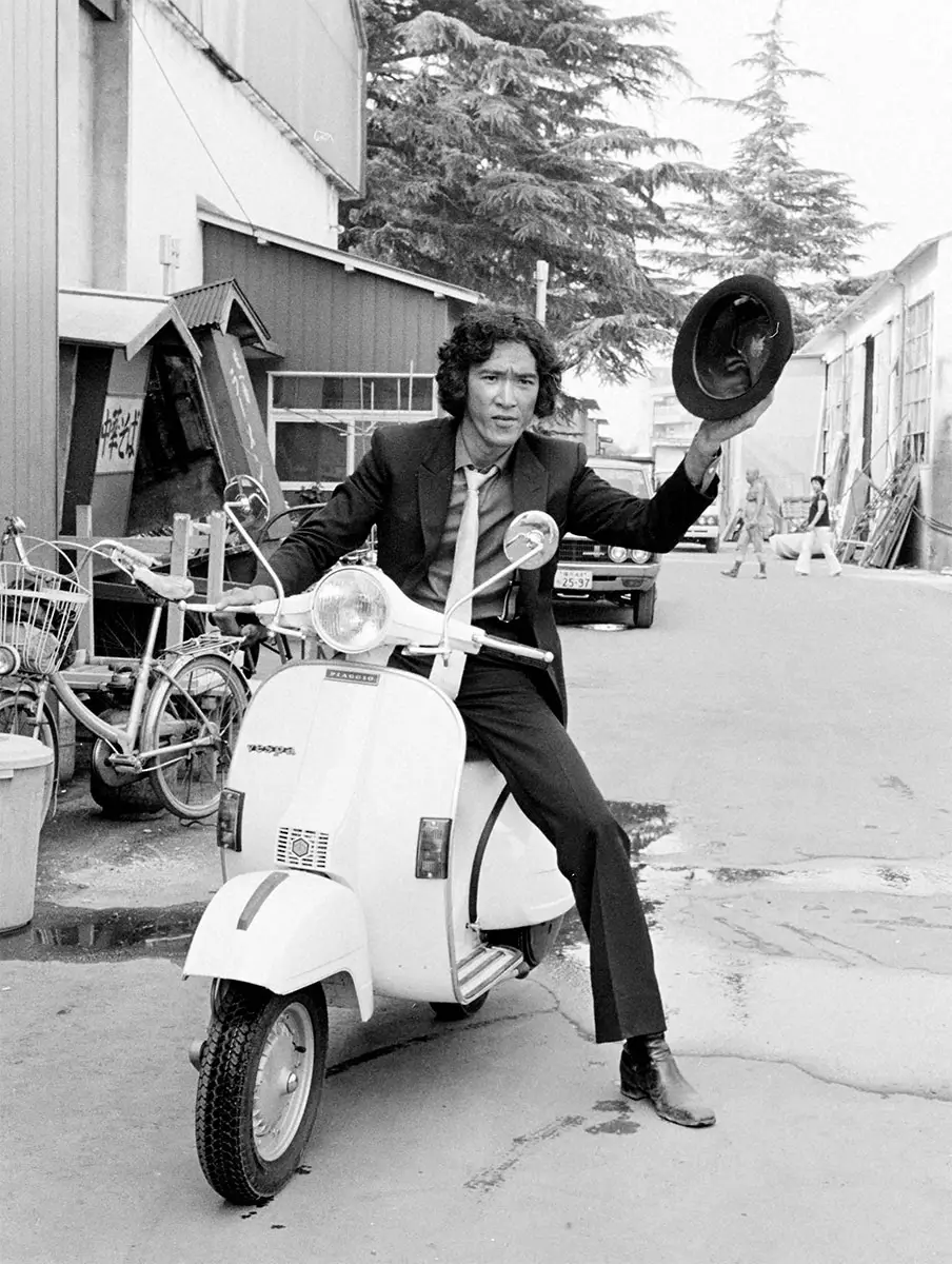 1979年7月30日、「探偵物語」制作発表でベスパにまたがってポーズを