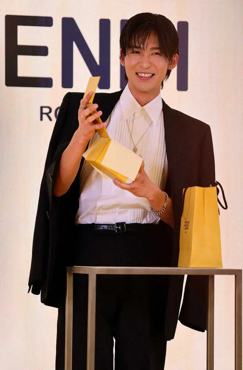 FENDIからプレゼントが贈られ笑顔の目黒蓮（撮影・大城 有生希