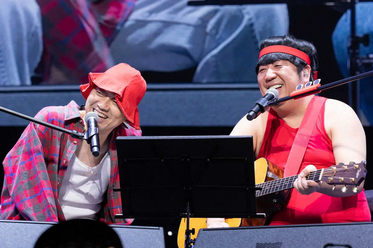バナナマン扮するフォークデュオ「赤えんぴつ」が武道館公演 日村勇紀