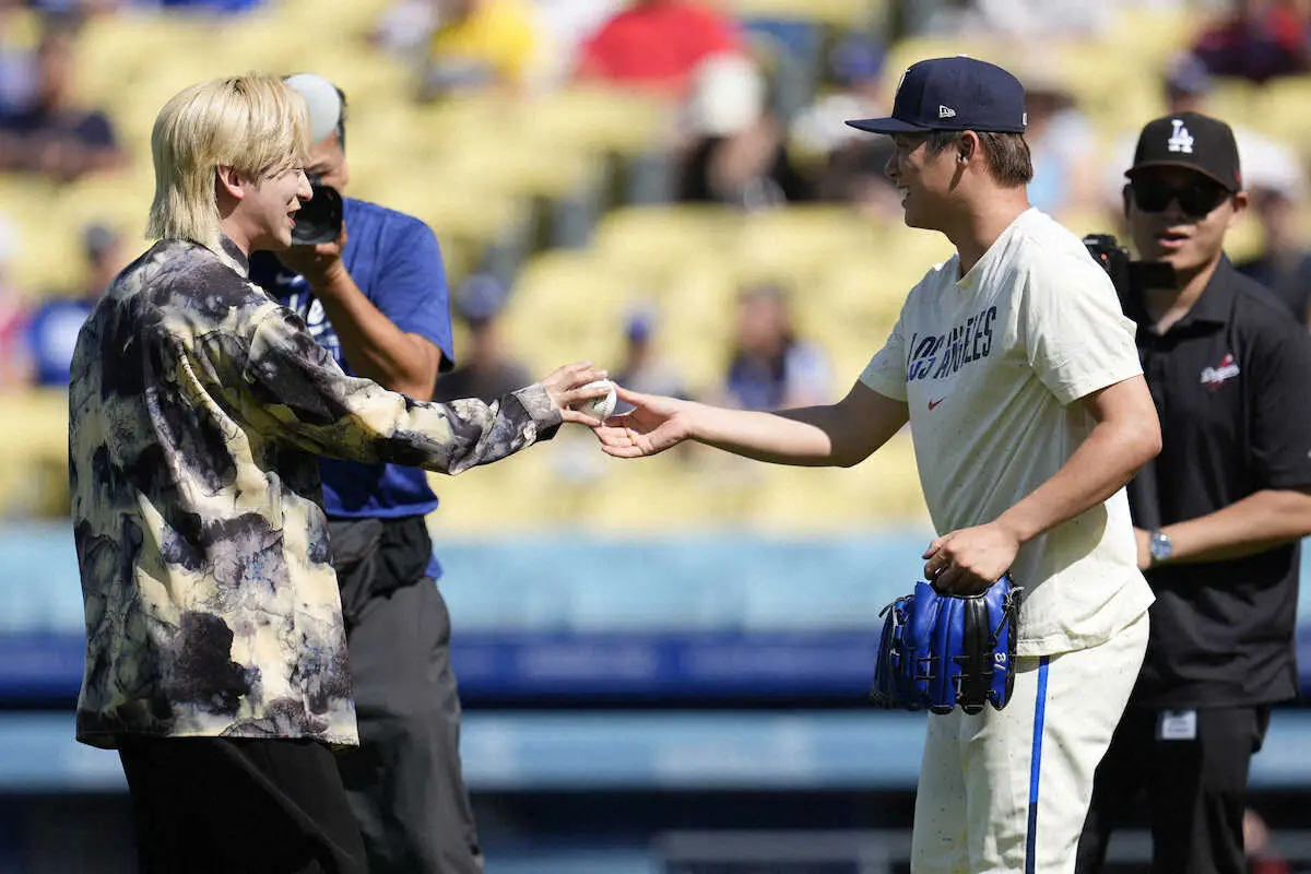 始球式の捕手役を務めたドジャース・山本由伸からボールを受け取る