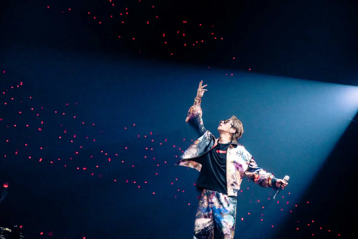 スポットライトに照らされ、圧巻のパフォーマンスを披露する北山宏光