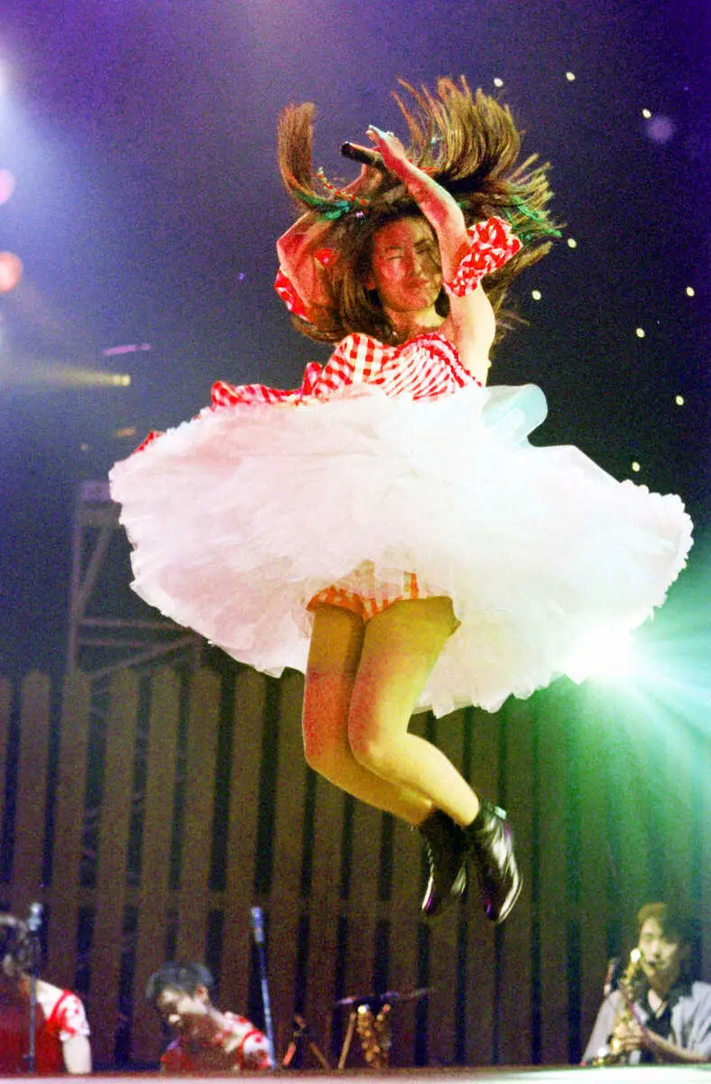 93年、全国ツアーのスタートでジャンプする中山美穂さん - スポニチ