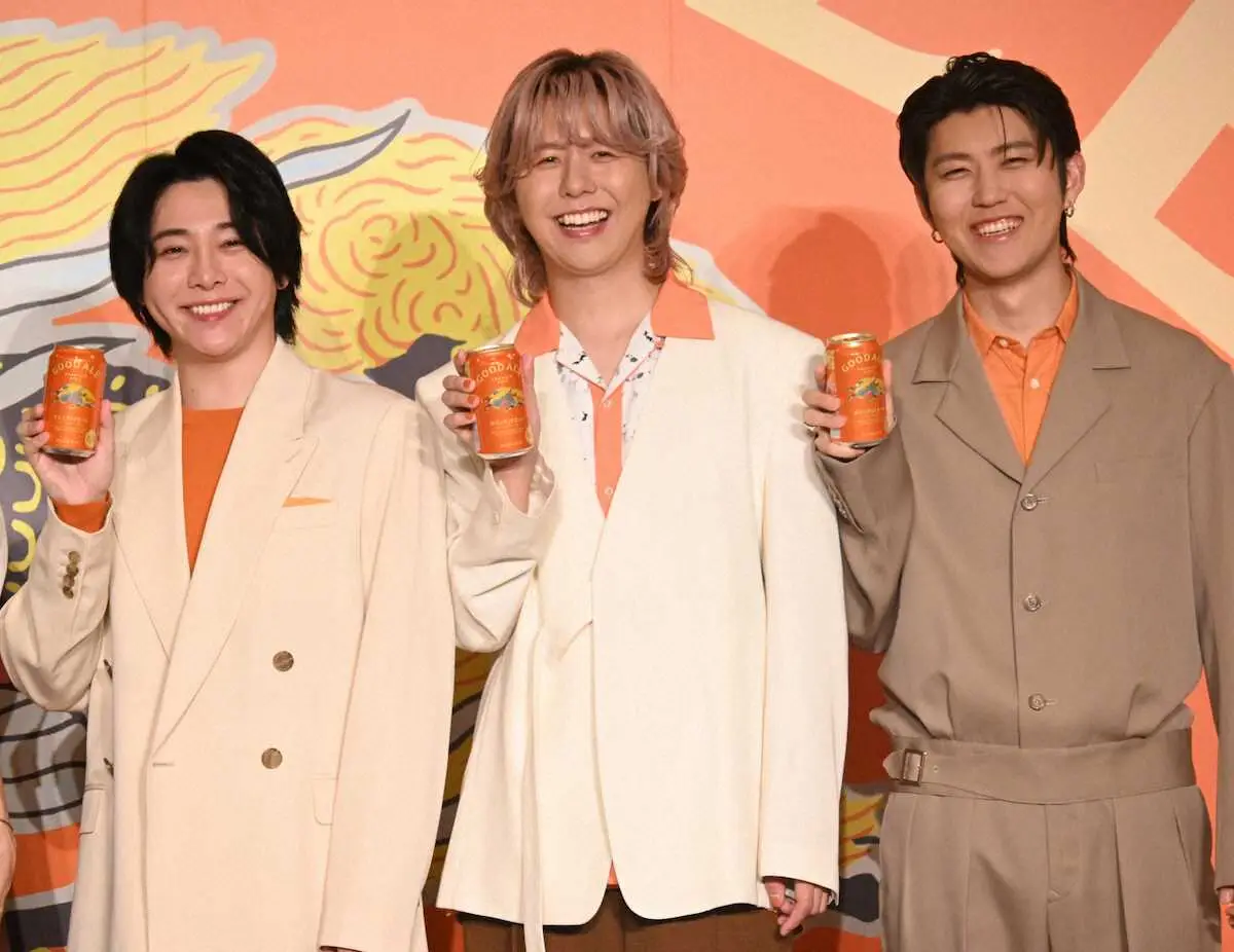 フォトセッションで笑顔の「Mrs. GREEN APPLE」大森元貴、藤澤涼架