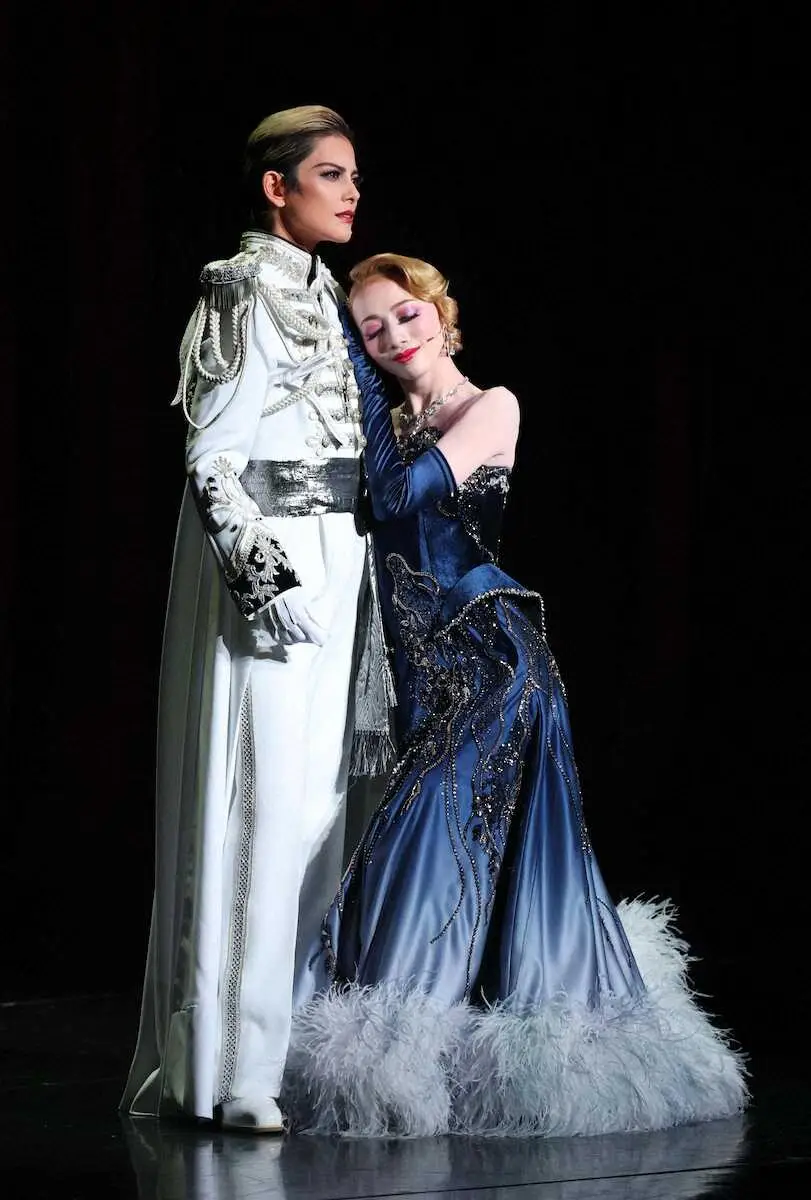 宝塚歌劇団・雪組トップ娘役、夢白あや（右）のサヨナラショーで白の