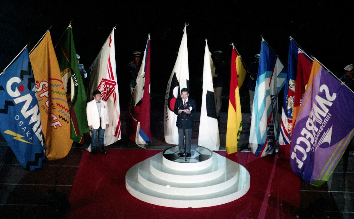 1993年5月15日、Jリーグの開幕宣言をする川淵チェアマン - スポニチ