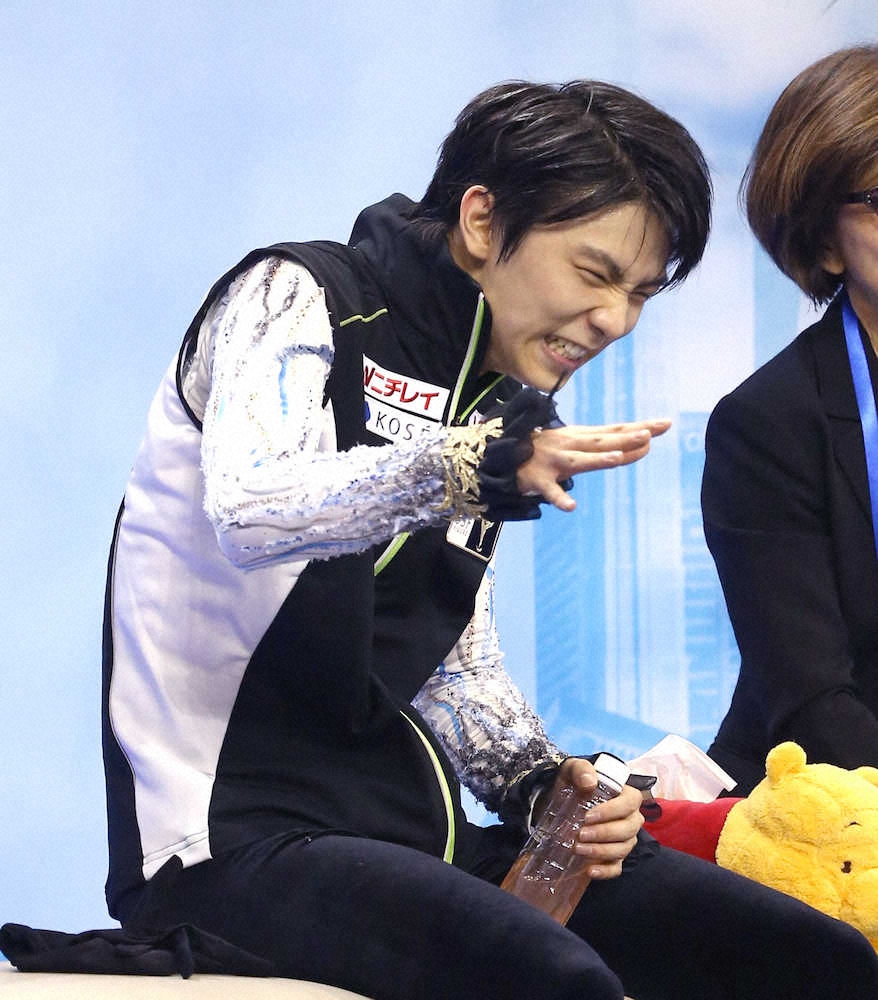 2015年、中国・上海での世界選手権男子フリーのキス＆クライで膝を叩い