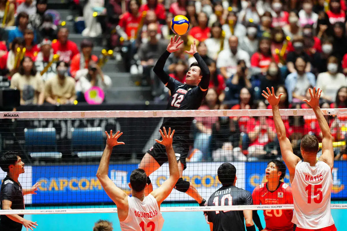 日本・トルコ＞第1セット、フェイクセットを決める高橋藍（中央