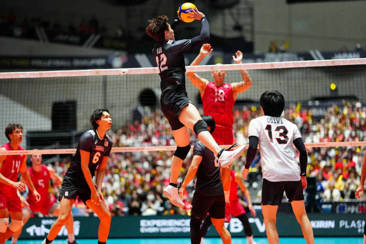 日本・米国＞第3セット、フェイクセットを決める高橋藍（撮影・小海途