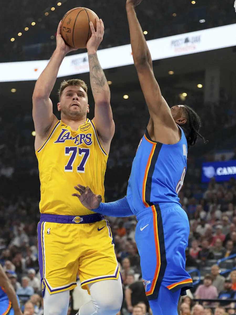 相手の厳しい守備を受けながらもシュートを狙うレイカーズのルカ