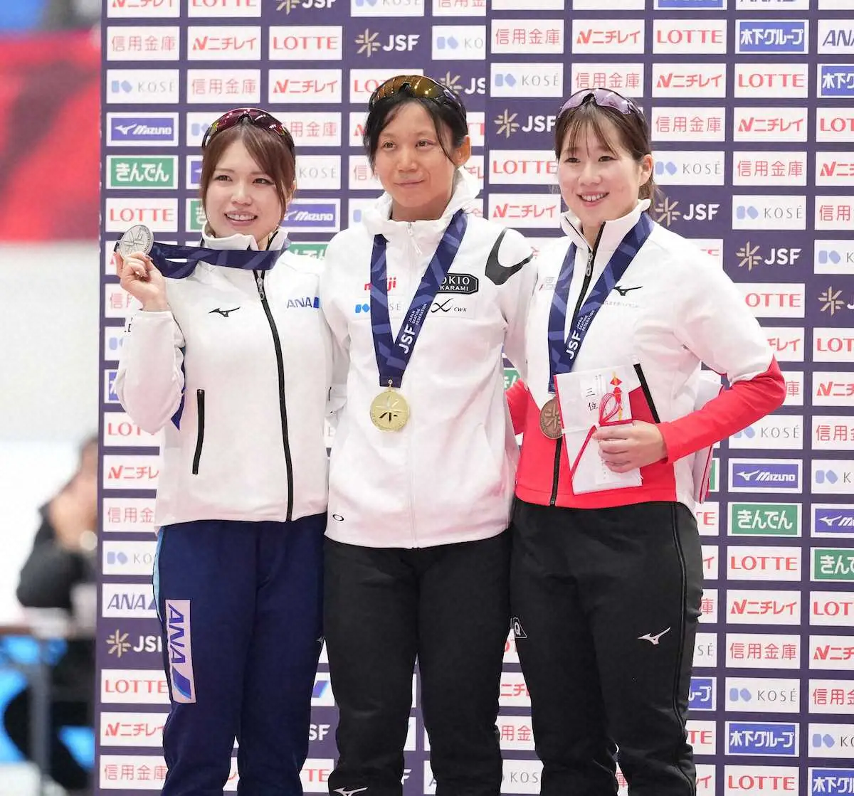 スピードスケート全日本選手権最終日＞女子1500メートル、表彰式で笑顔