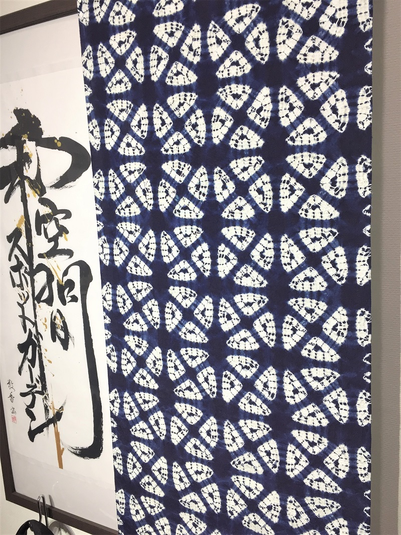 本藍の魅力 天然灰汁発酵建の本物の藍 絞り染により表現された幾何柄が