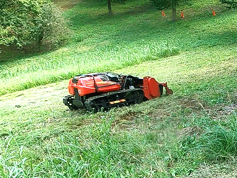 ラジコン草刈機（ハンマーナイフ式） | エスアールエス株式会社 - 建機
