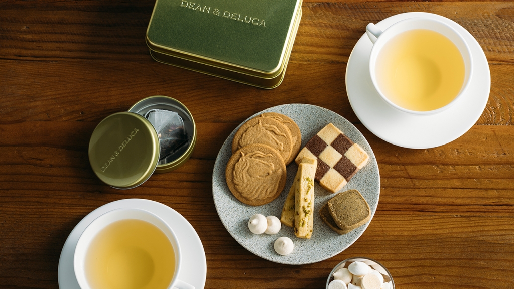 DEAN & DELUCA「福袋2026」受付開始、赤い限定トートにクッキー缶