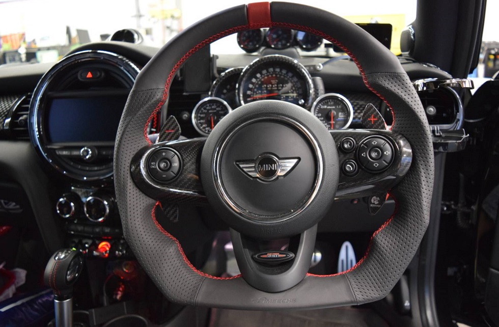 カスタムステアリングが大人気っ！BMW MINIにアムゼックスのNEWな