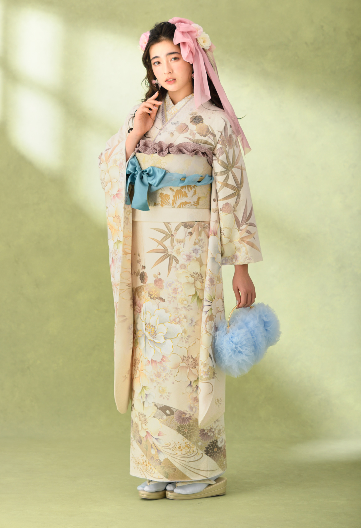 成人式はグレー系振袖で大人クールに♡髪色も合わせておしゃれ度アップ