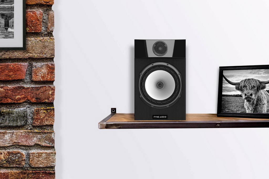 Fyne Audio F300: Fully equipped compact speakers