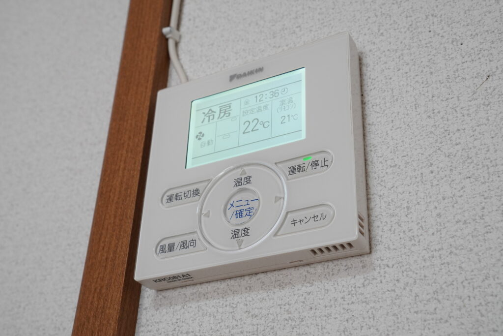 ダイキンエアコンにワイヤードリモコン KRC081A1 を取り付けた