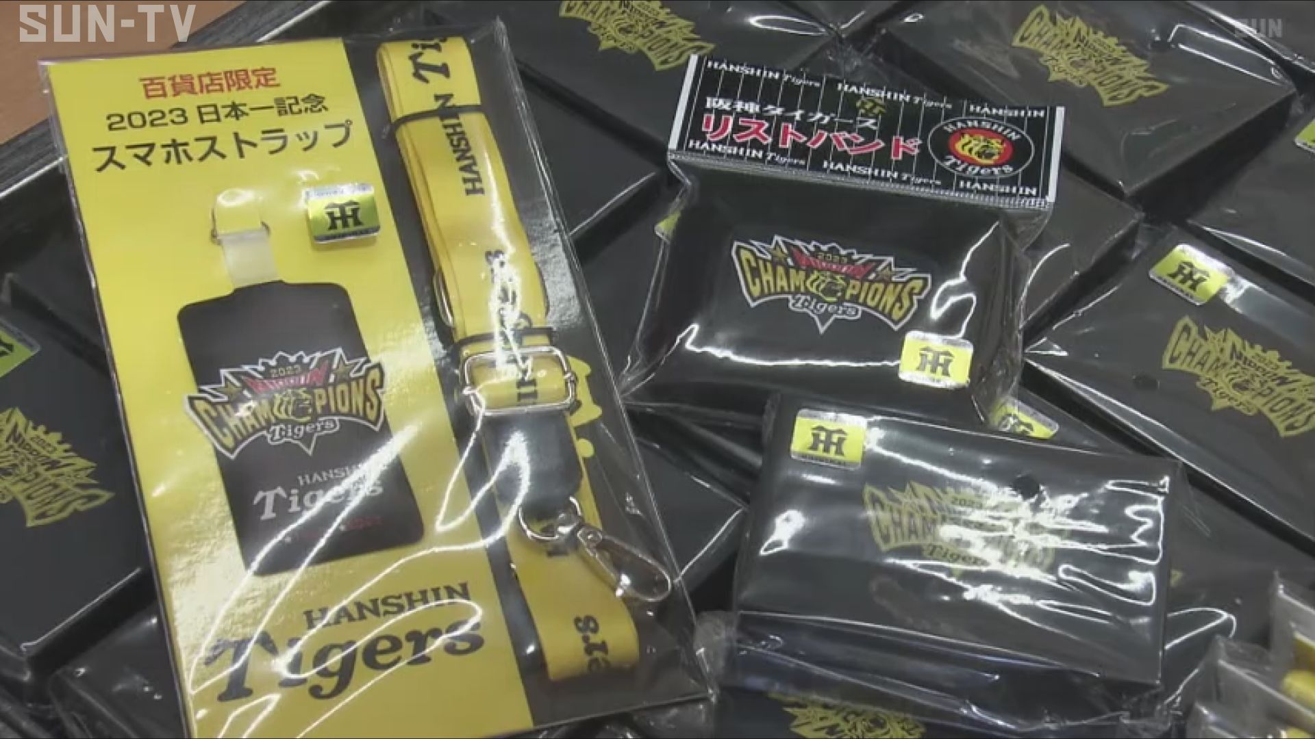開店前から長蛇の列 「阪神タイガース」日本一グッズの販売スタート