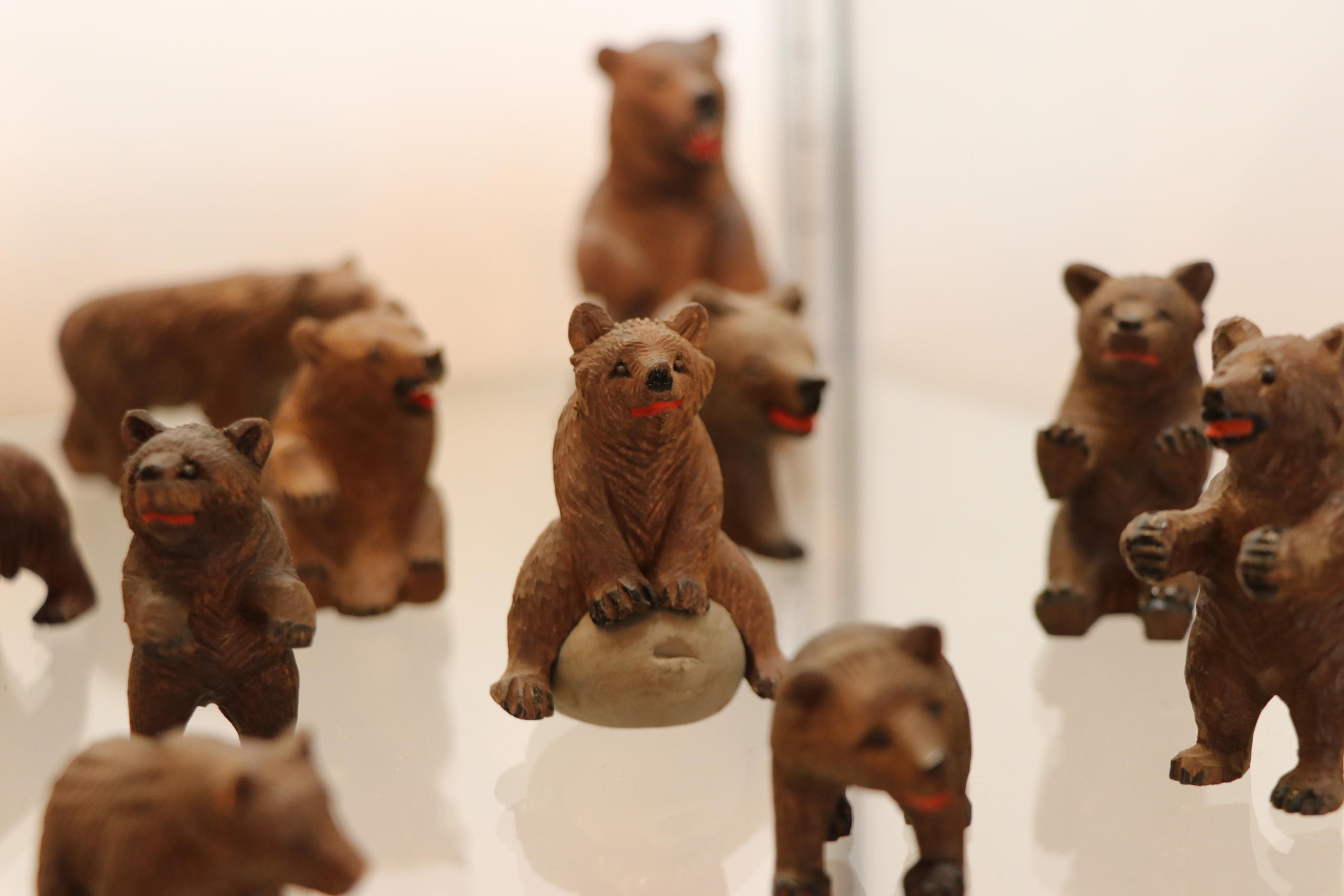 北海道土産の木彫り熊、ルーツはスイス - SWI swissinfo.ch