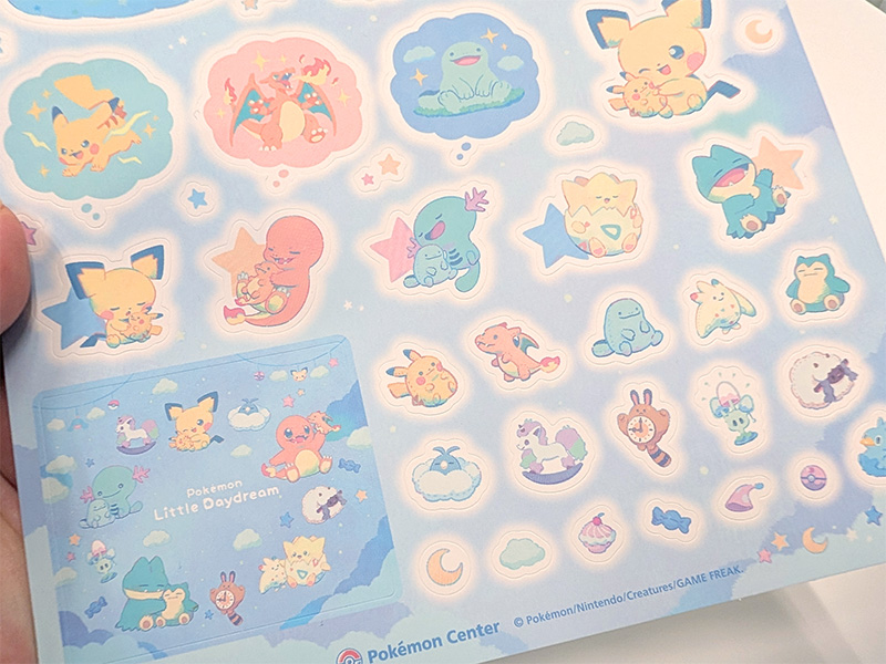 トレーナーからもらったぬいぐるみと遊ぶポケモンたちのグッズ「Little