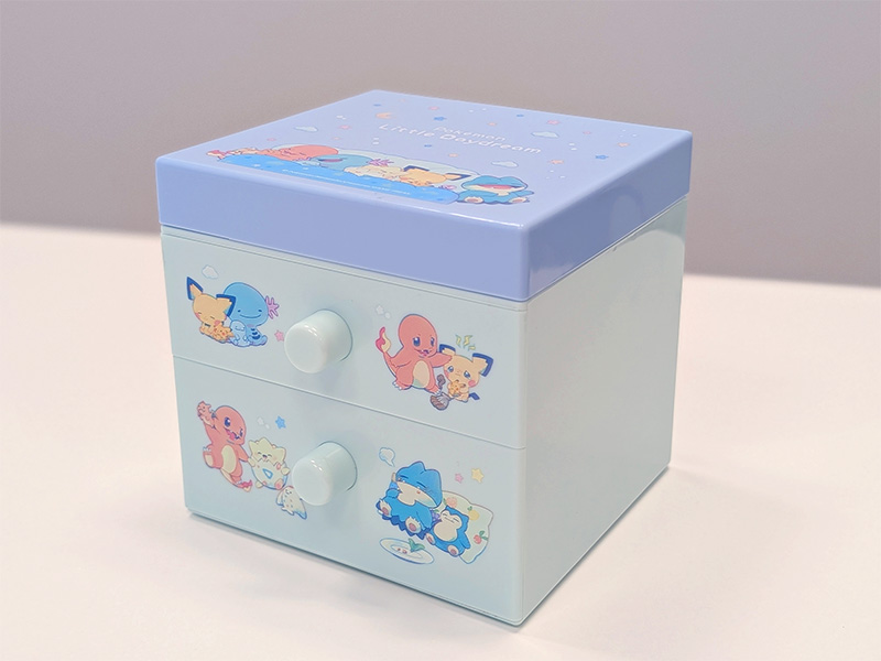 トレーナーからもらったぬいぐるみと遊ぶポケモンたちのグッズ「Little