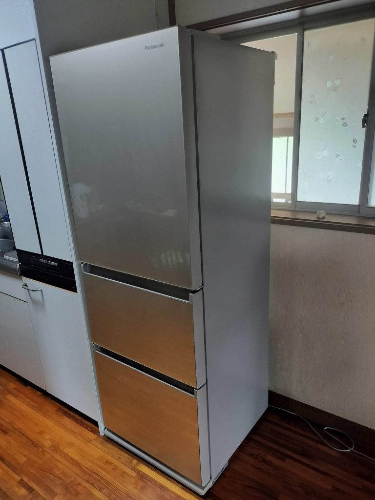 キッチンにスッキリおさまる少し低めで奥行うす型（63.3cm）の「フル