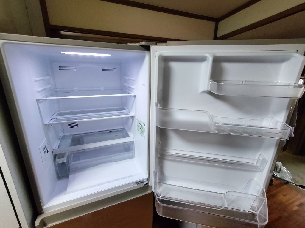 キッチンにスッキリおさまる少し低めで奥行うす型（63.3cm）の「フル