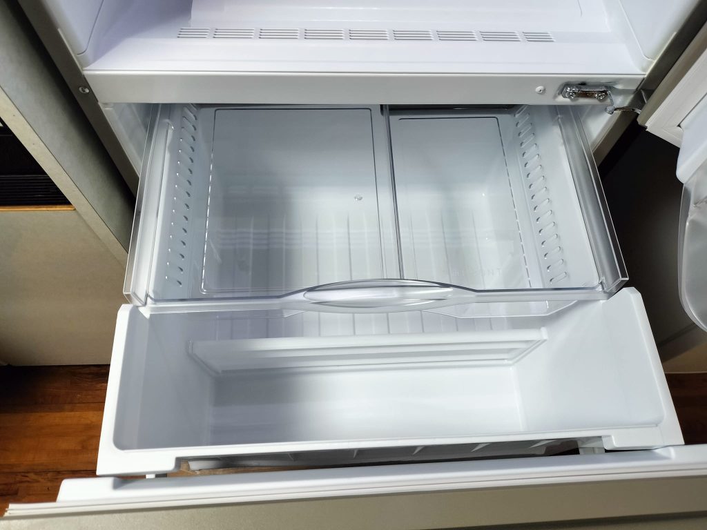 キッチンにスッキリおさまる少し低めで奥行うす型（63.3cm）の「フル