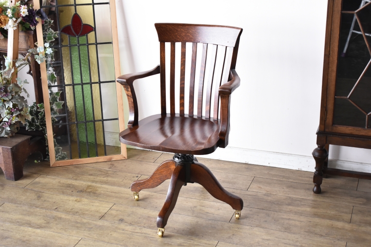 パルテノン アンティーク / 機能的かつ優美なデザインが魅力の回転式