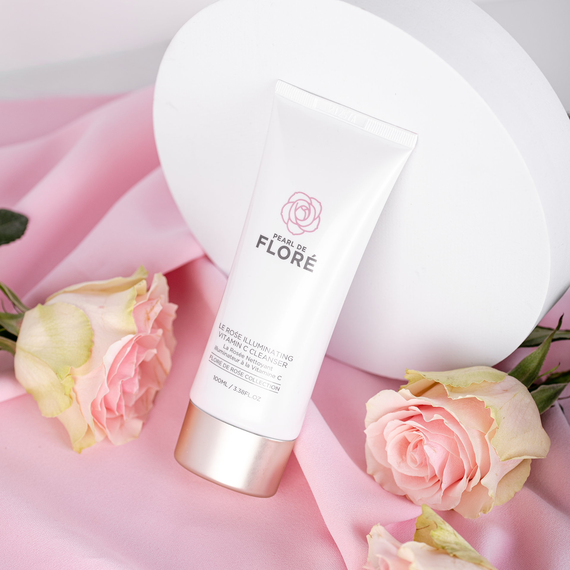 Le Rose Illuminating Vitamin C Cleanser - Pearl De Flore