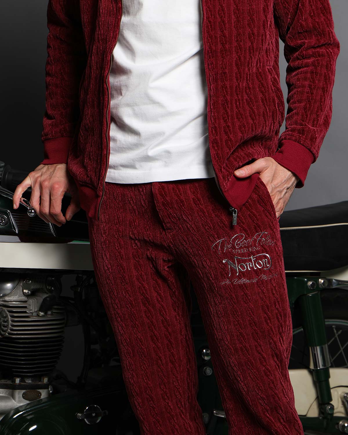 光沢と刺繍で魅せる、大人のベロアセットアップ Velour Two Piece