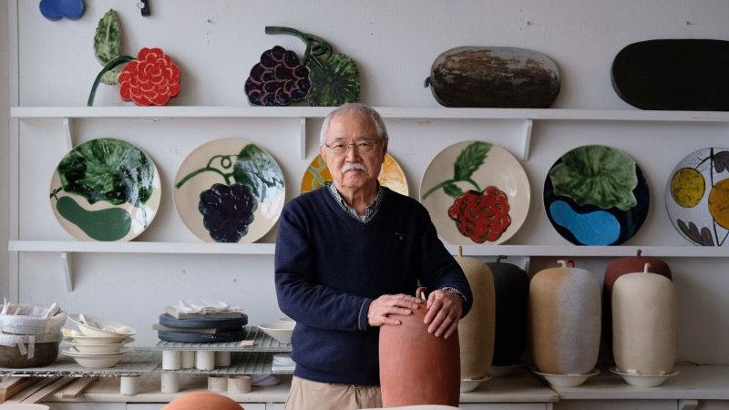 北欧と日本、布と陶——。 フィンランドが誇るデザイナー、石本藤雄さん