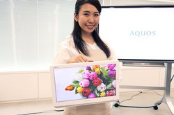 シャープ、防水＆軽量設計のワイヤレス小型液晶テレビ「AQUOS