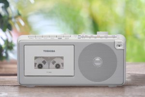 東芝、大口径モノラルスピーカーで音が聴きとりやすいラジカセ「TY
