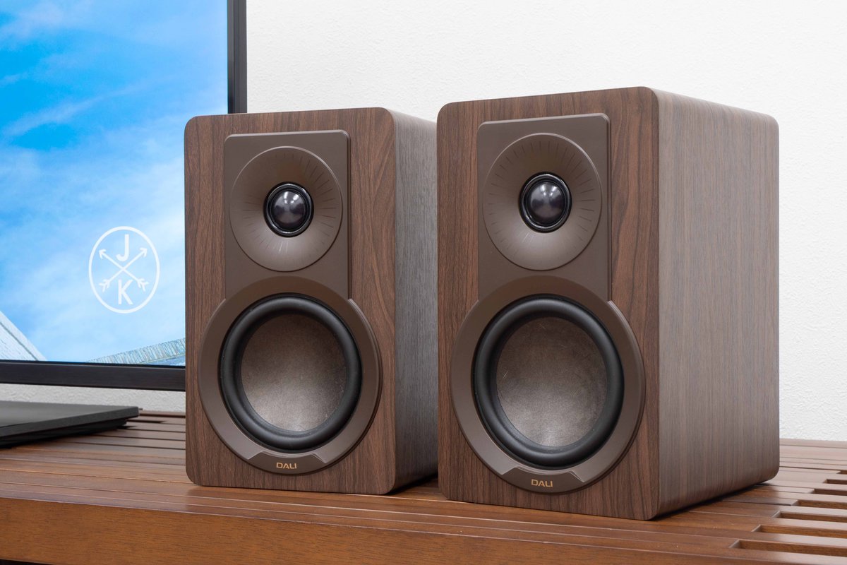 DALIのコンパクトスピーカー「KUPID」はテレビ横にも置きたくなる