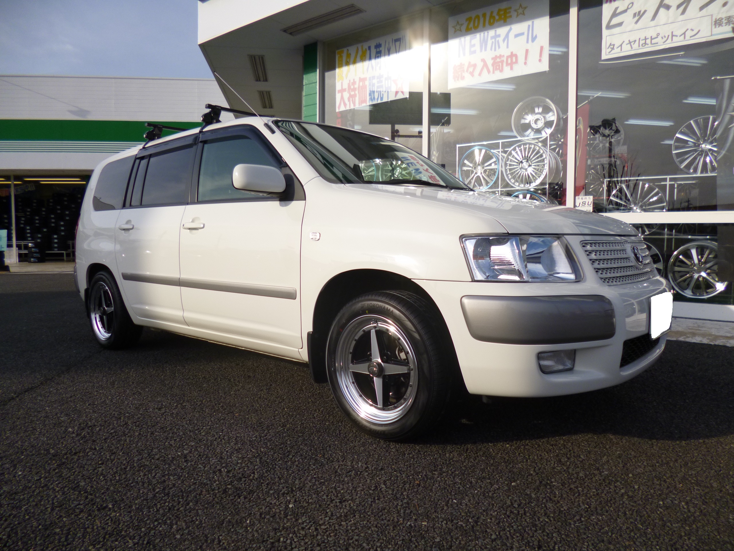 トヨタ サクシード | タイヤはピットイン