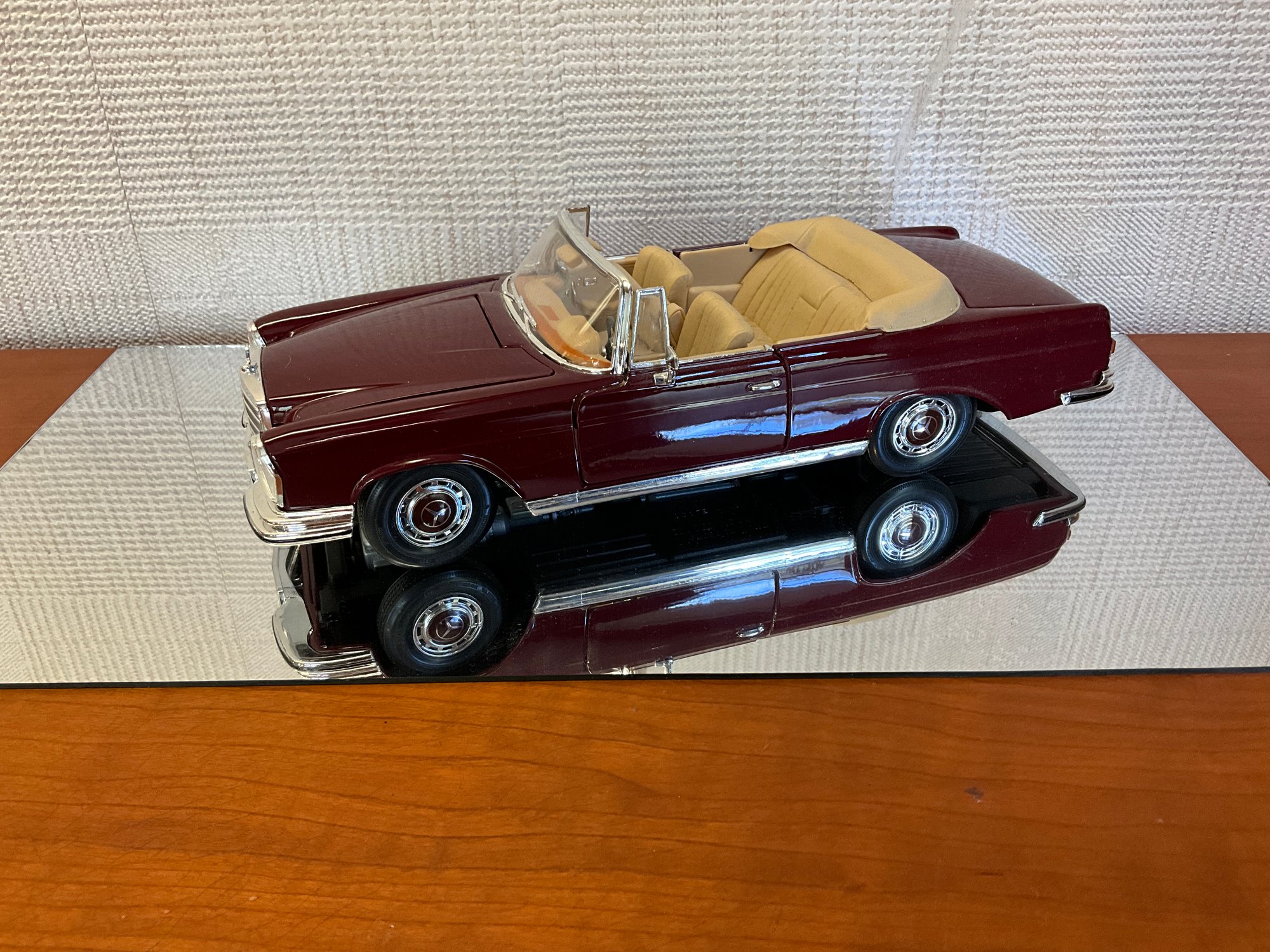 Maisto 1966 Mercedes-Benz 280SE In Burgundy #14166 | Auctionninja.com